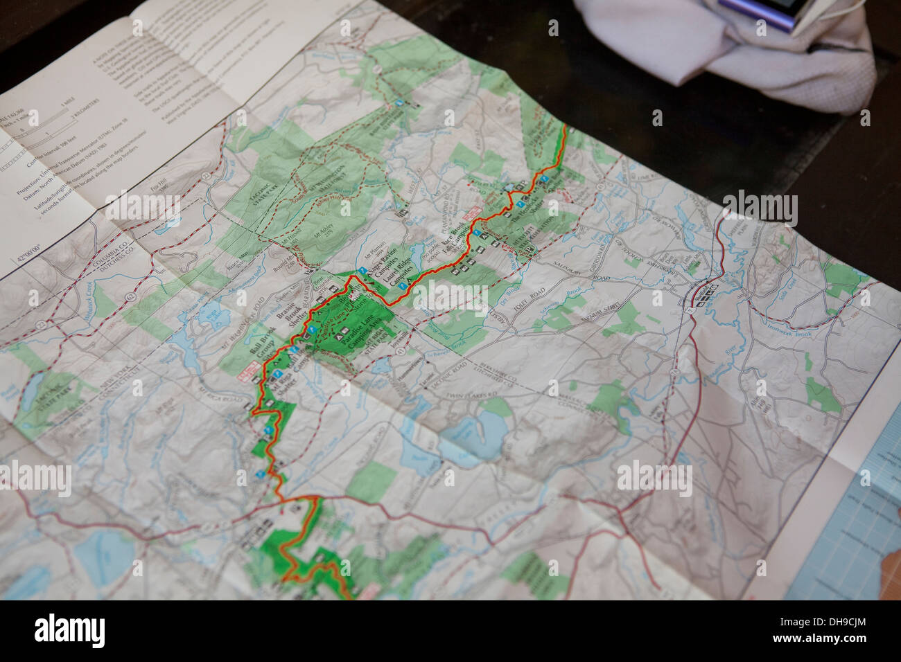 Un randonneur regarde une carte du sentier des Appalaches au sommet du comté de Berkshire' Mont Everett, Massachusetts State Reservation Banque D'Images