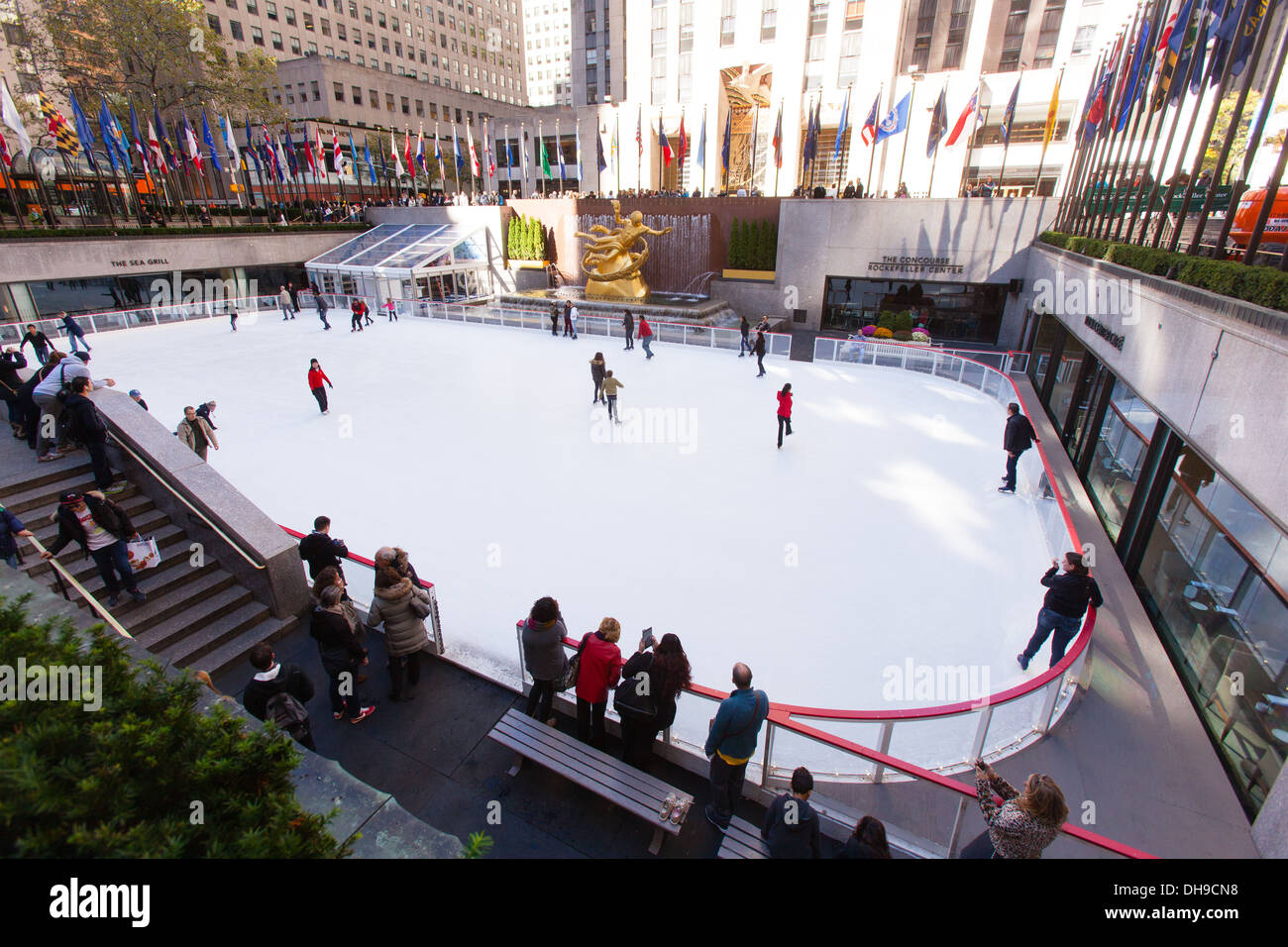Patinoire, Rockefeller Center, Manhattan, New York City, États-Unis d'Amérique Banque D'Images