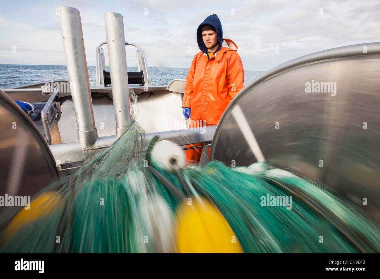 Un jeune matelot observe alors que le filet est définie à partir de son bateau de pêche au filet maillant dérivant sur la rivière Copper Appartements Lieux de pêche au saumon Banque D'Images