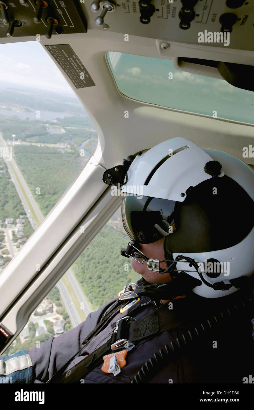 Pilote d'hélicoptère en vol. Banque D'Images