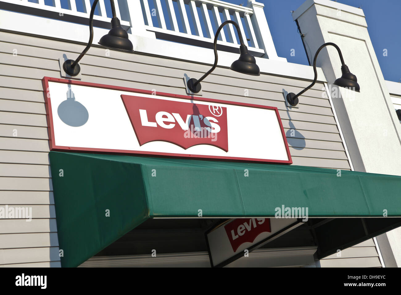 Un Levi's outlet store est photographié à la Lee Premium Outlets dans Lee (MA) Banque D'Images