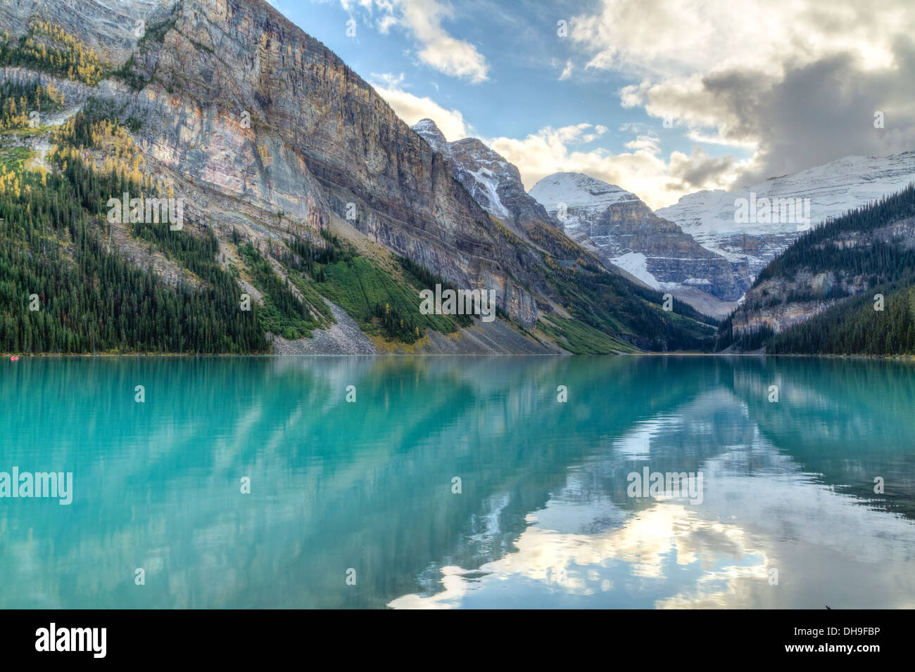 Montagnes et glaciers reflète dans l'idyllique d'azur eaux glaciaires de Lake Louise, Alberta, Canada (HDR) Banque D'Images