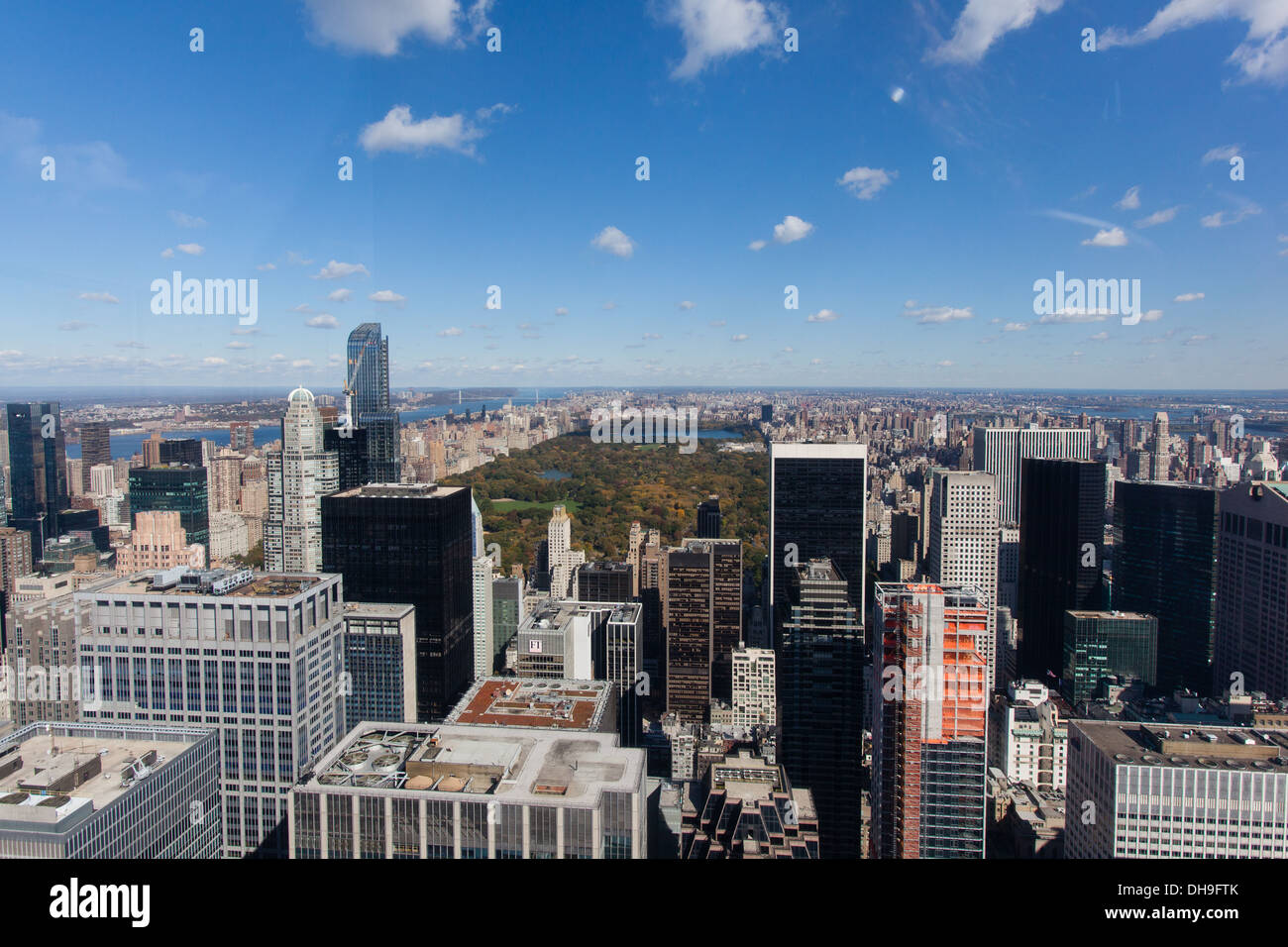 Vue du haut de la roche à plus de Central Park, le Rockefeller Center observation deck, New York City, New York, USA, États-Unis Banque D'Images