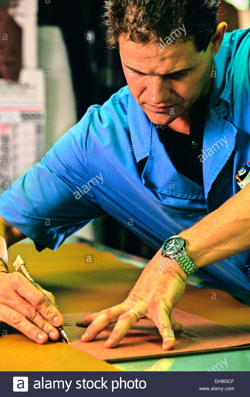 Couper les parties d'un sac à main en cuir de luxe dans un atelier-biens ;  Florence, Italie Photo Stock - Alamy