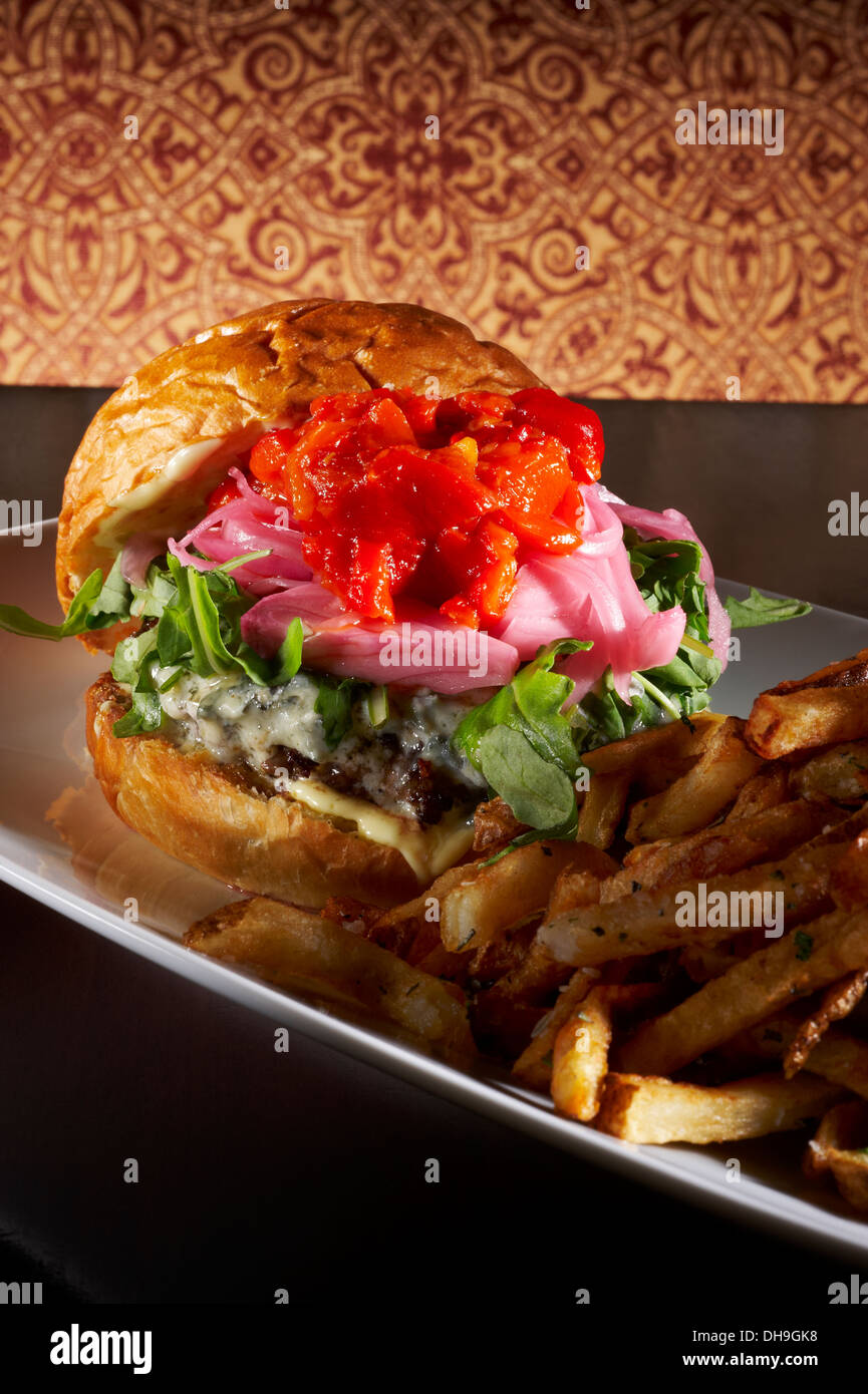 Burger et frites sur une assiette. Banque D'Images