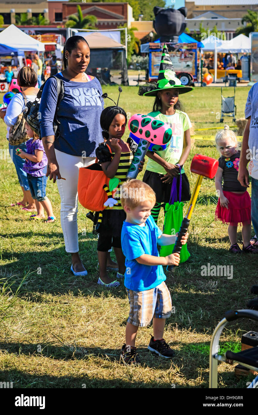 Les enfants de couleur portant un costume d'Halloween Banque D'Images