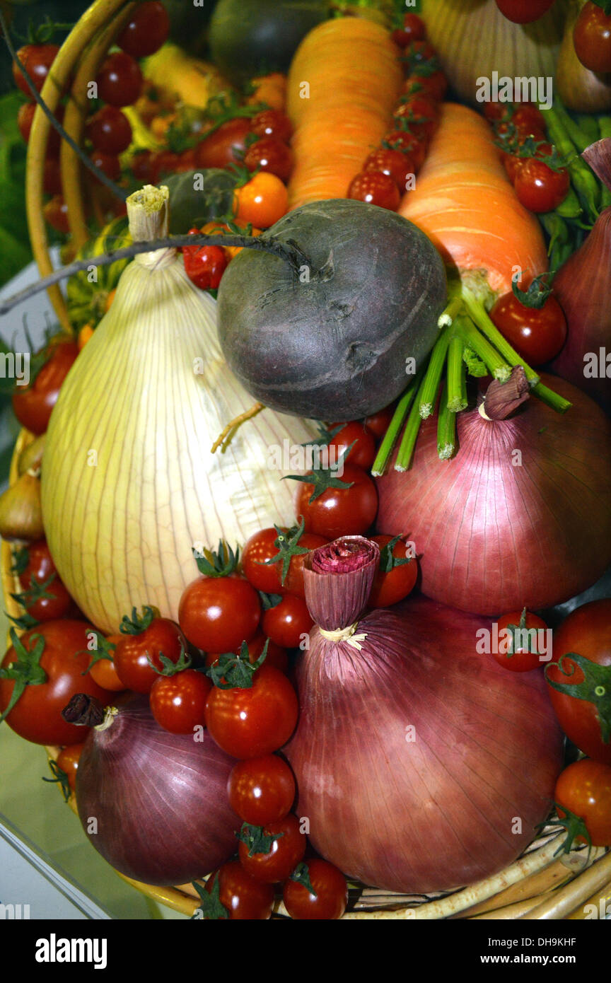 Close up de l'affichage du prix des fruits et légumes dans un Trug au Yorkshire Harrogate Automne Flower Show Banque D'Images