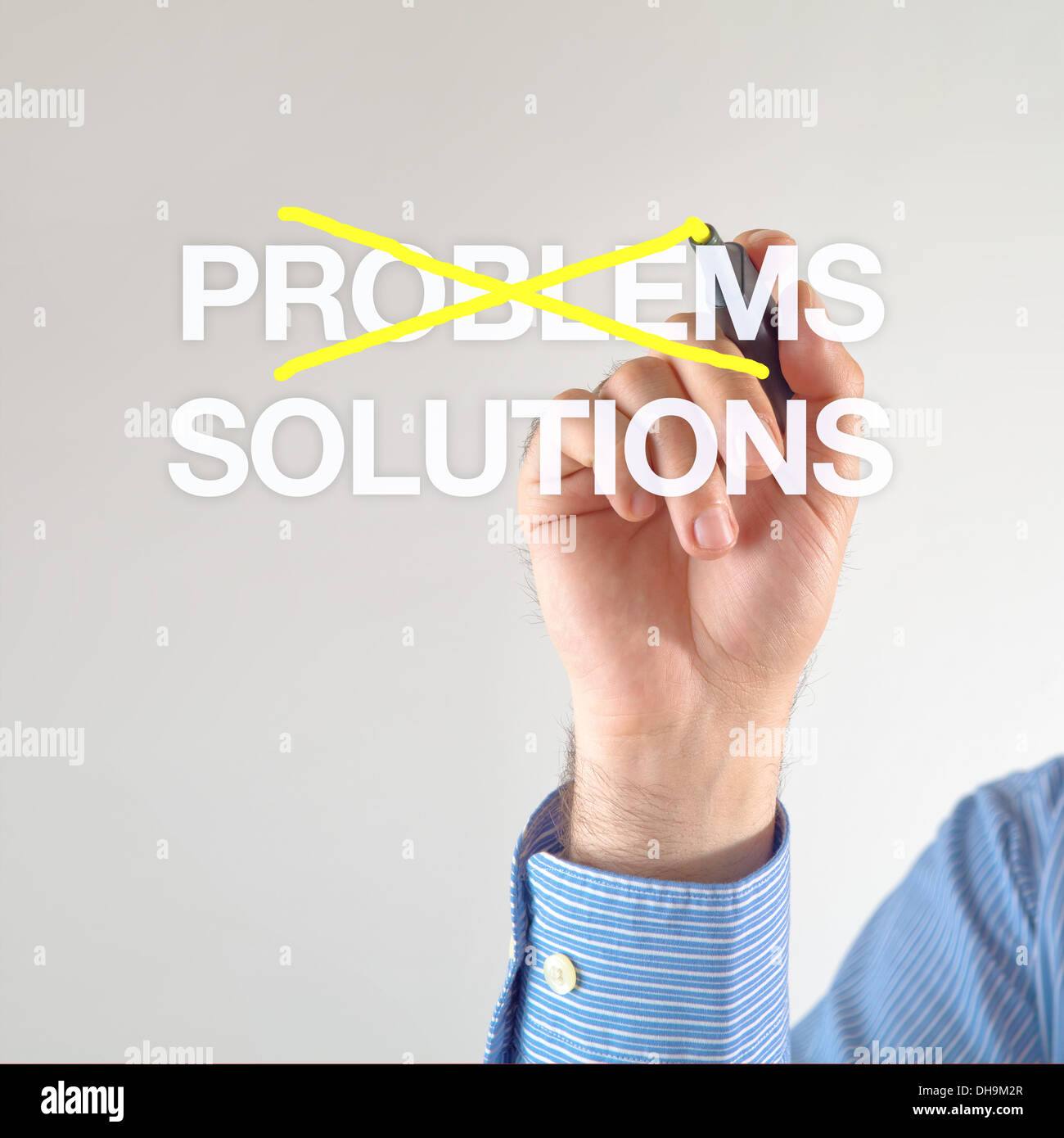Des solutions, pas des problèmes. Businessman traverse les problèmes pour des solutions avec feutre marqueur jaune sur l'écran Banque D'Images