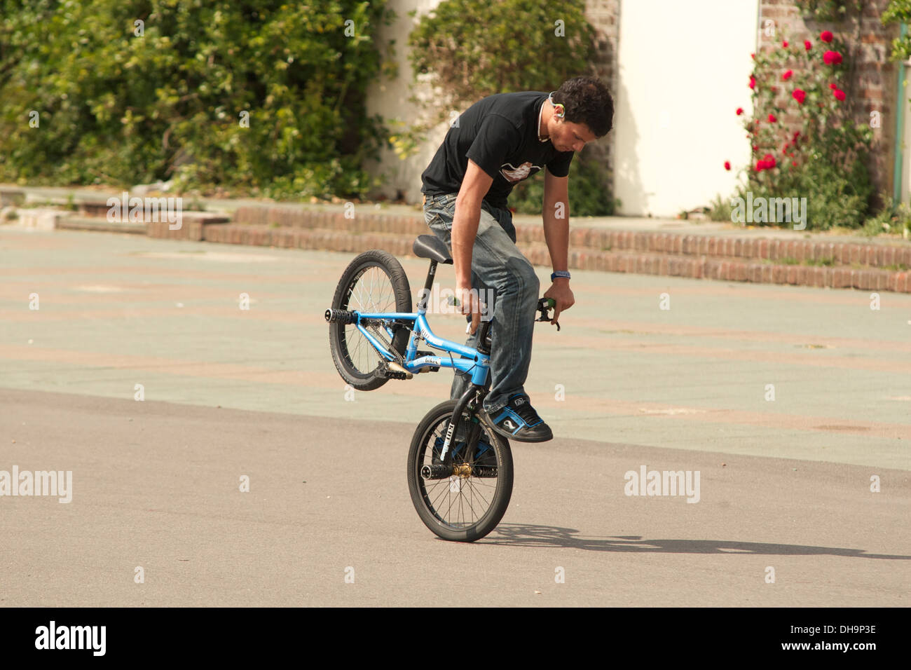 Un cycliste BMX tricks effectue sur le front de mer de Brighton Banque D'Images