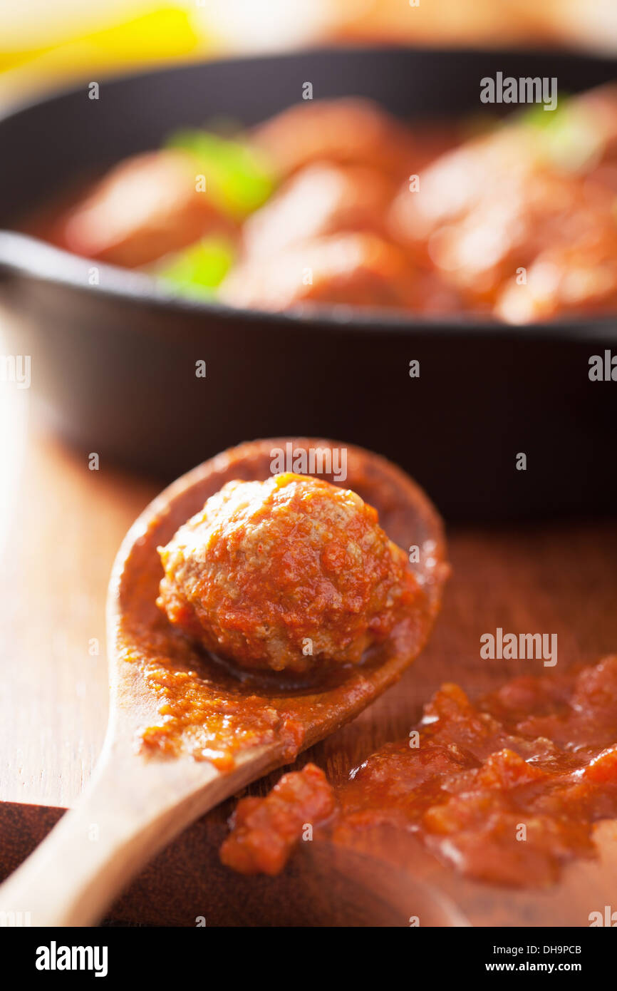 Meatball avec sauce tomate dans spoon Banque D'Images