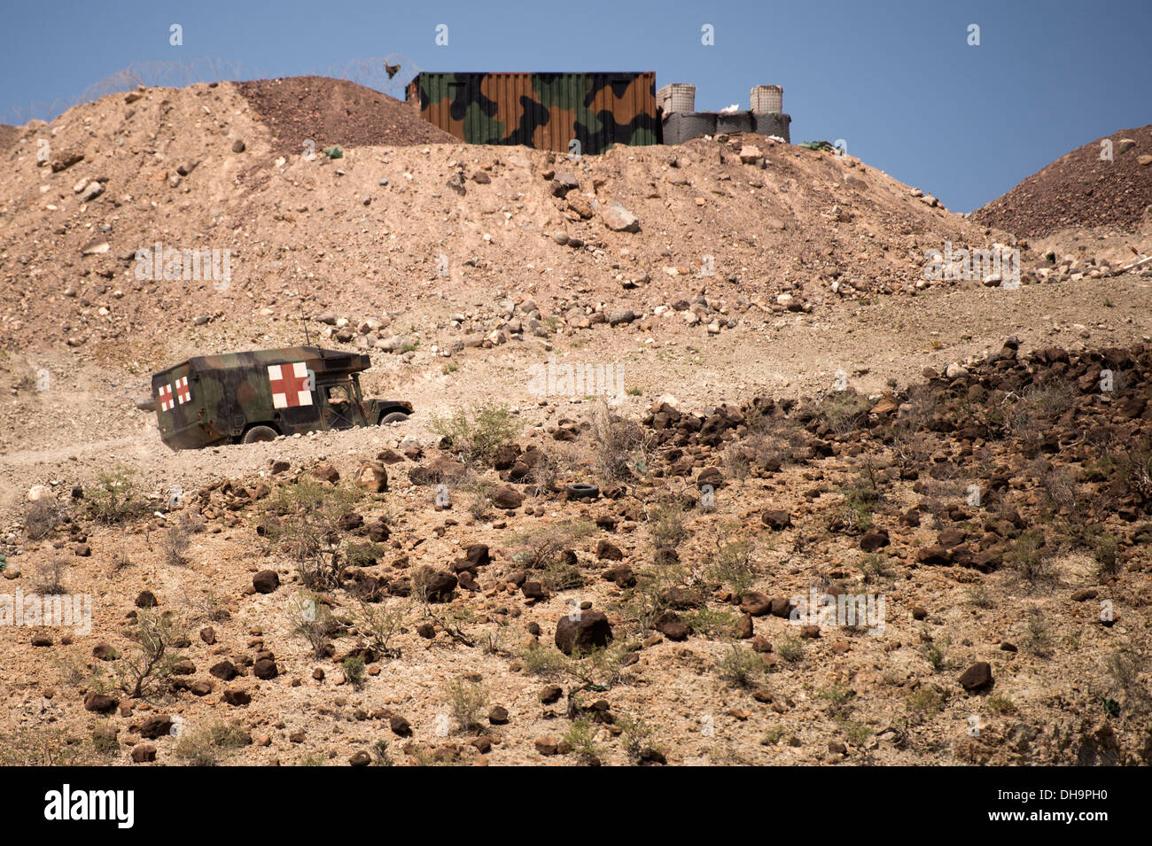 Les Marines américains avec la 13e Marine Expeditionary Unit (MEU) transport faux blessés au cours d'un exercice d'évacuation médicale dans le cadre de Djibouti Soutien La formation à Arta Plage, le 31 octobre 2013. La 13e MEU est déployée avec l'amphibie Boxer Banque D'Images