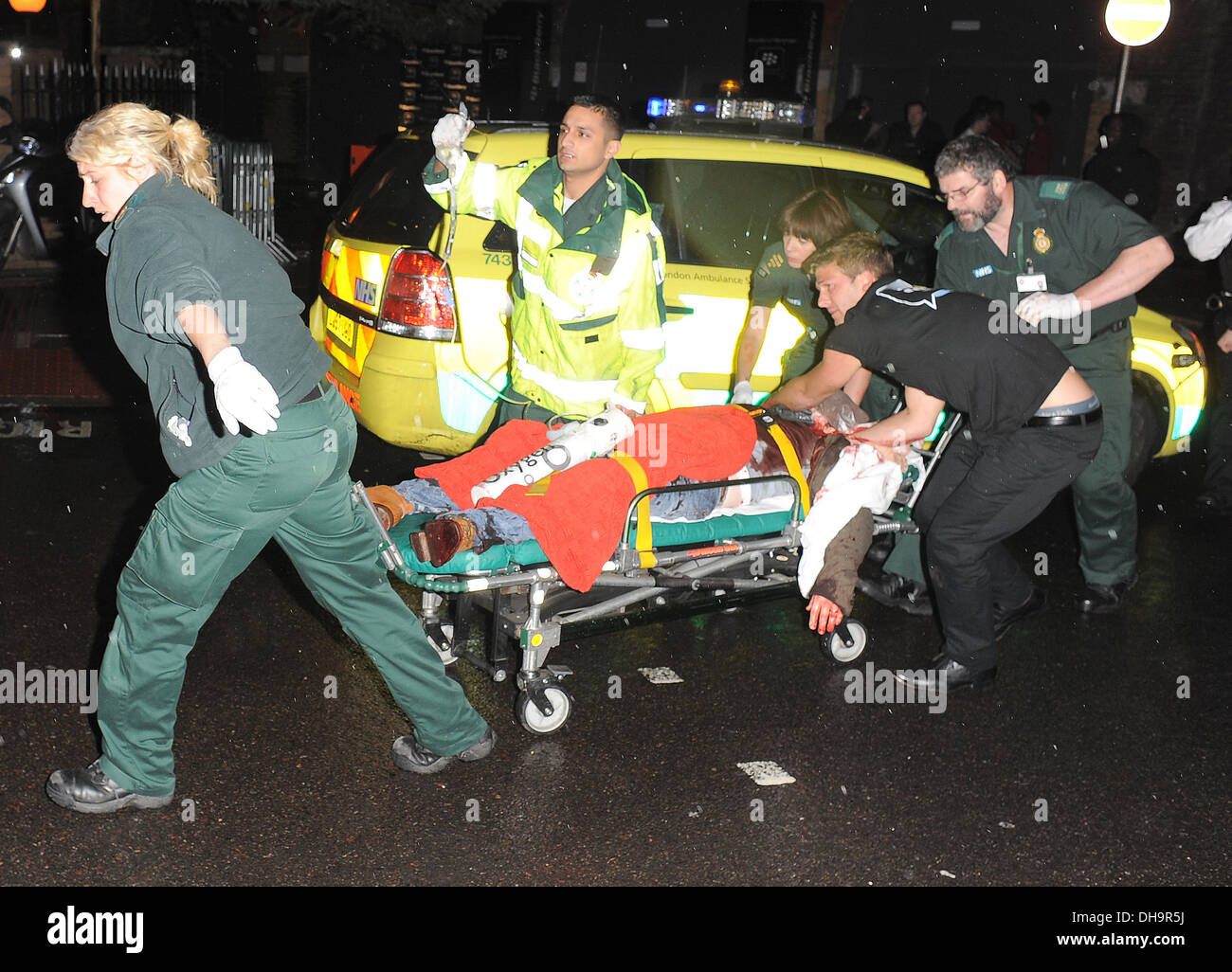 Acteur Kenny Solomons aide les ambulanciers ont assisté à des célébrités BBM Blackberry partie dans le sud de Londres lieu Bankside sur voûtes Banque D'Images