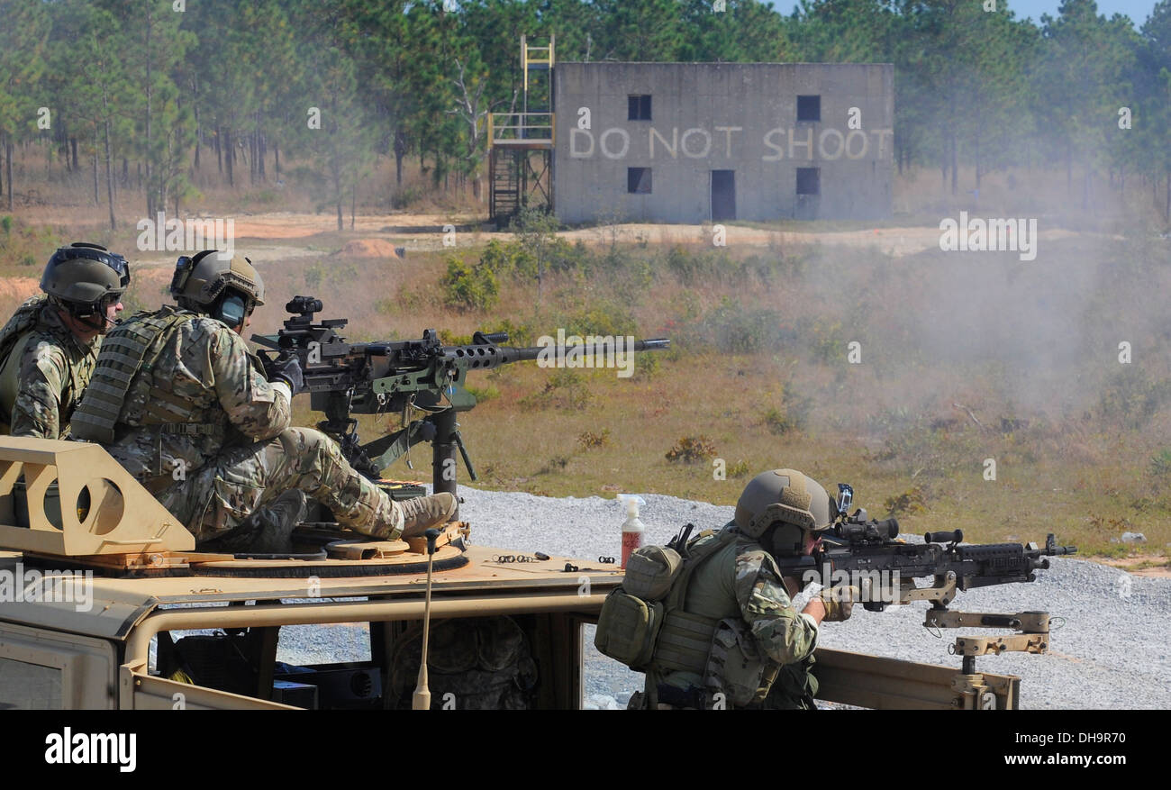 Les membres des Forces spéciales de l'Armée de former sur le Browning M2 de calibre 50 et M240B machine gun sur gamme Eglin, Eglin Air Force Base, en Floride, le 29 octobre 2013. Hurlburt, les formateurs sur le terrain de l'aide et la formation des membres de l'armée au cours d'une formation tactique des exercices. Banque D'Images