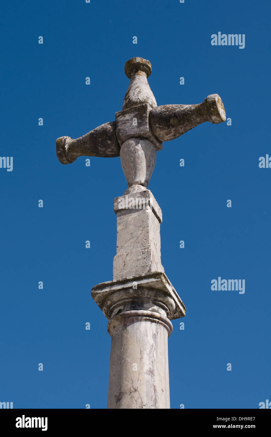 Pilori médiéval croix de pierre on blue sky Banque D'Images