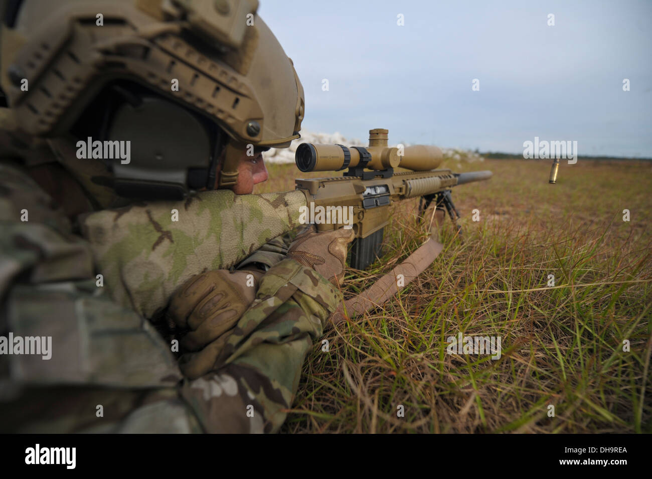 Un membre des Forces spéciales de l'armée une semi-automatique M110 Système de sniper sur gamme d'Eglin en Floride,30 octobre 2013. Hurlburt Field instructeurs formés de membres de l'armée lors d'une tactique spéciale d'exercices de formation. Banque D'Images