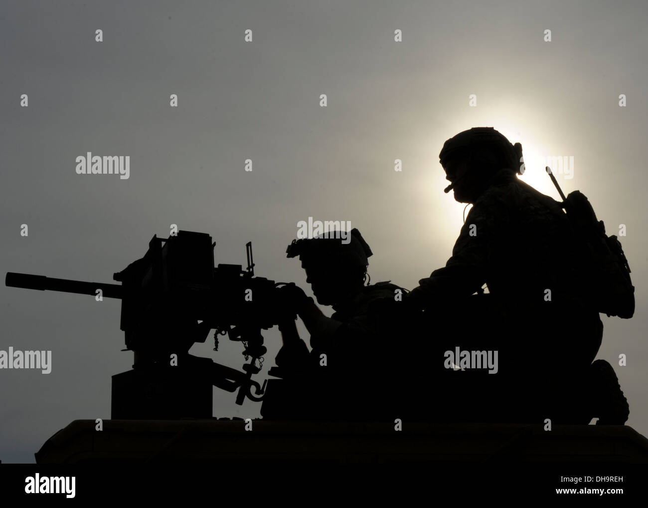 Un membre des Forces spéciales de l'armée tire un Mark 19 lance-grenades à courroie à une cible de formation sur l'éventail d'Eglin, en Floride, le 30 octobre 2013. Hurlburt Field Les instructeurs utilisent la gamme de pratiquer des manoeuvres tactiques et d'armes lourdes de la formation. Banque D'Images