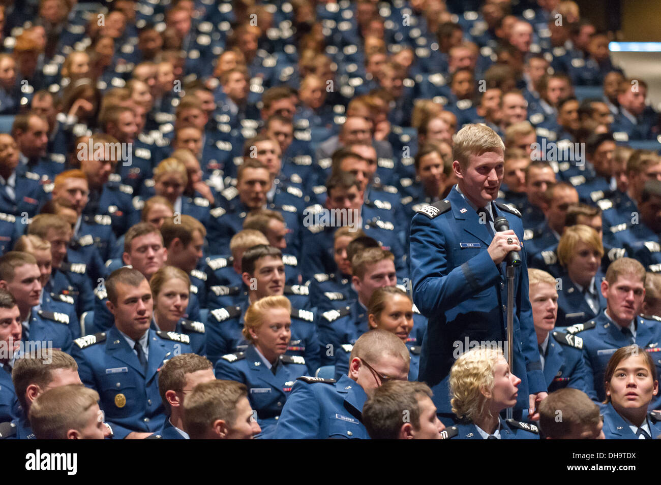 Un U.S. Air Force Academy questions Cadet Chef d'état-major des armées Le Général Martin E. Dempsey dans Arnold Hall Auditorium Banque D'Images