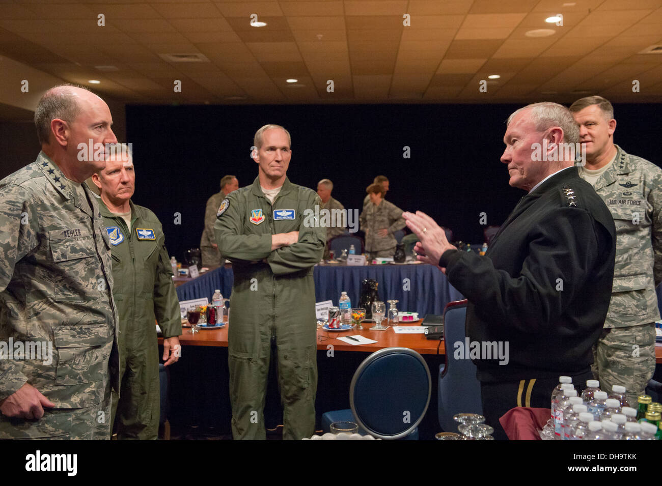 Le président de l'état-major des armées Le Général Martin E. Dempsey parle de commandement stratégique commandant le général Robert C. Kehler pendant Banque D'Images