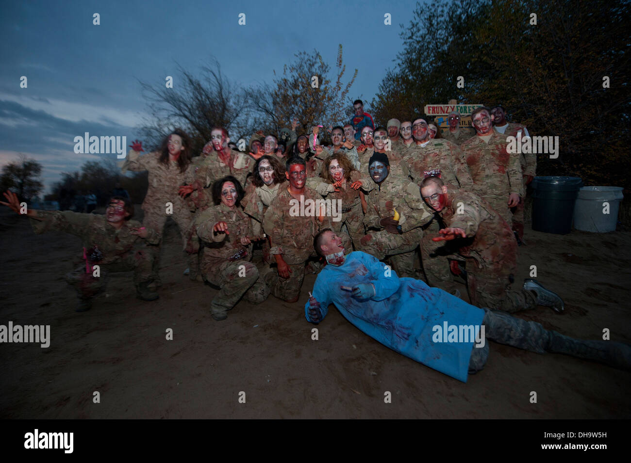 Des dizaines de résidents du centre de transit de Manas, au Kirghizistan, habillé d'un jeu de rôle pour un 'zombie run' event le 31 octobre 2013. Banque D'Images