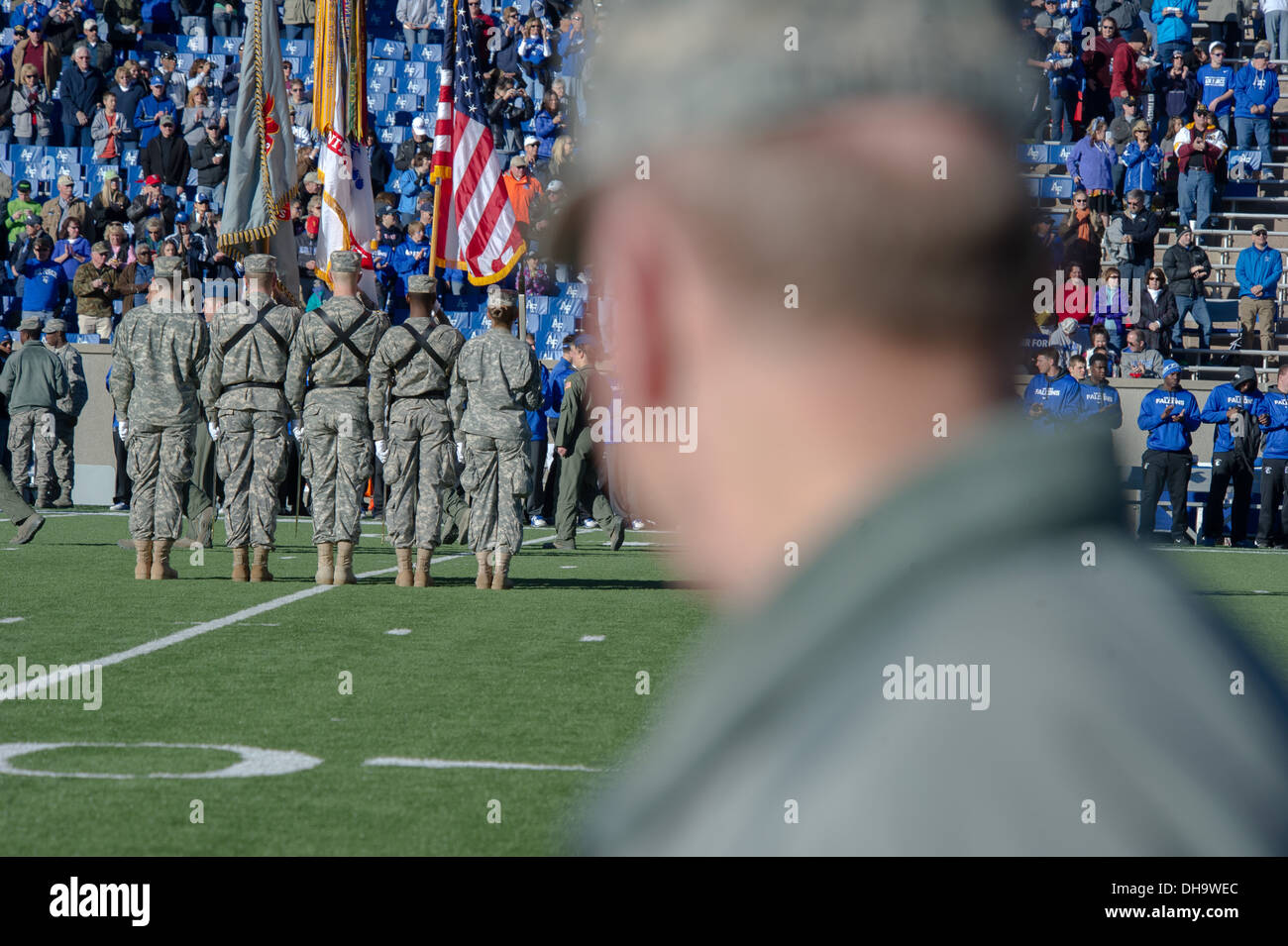 Le président de l'état-major des armées Le Général Martin E. Dempsey regarde le drapeau détail marche sur le terrain au stade Falcon Banque D'Images