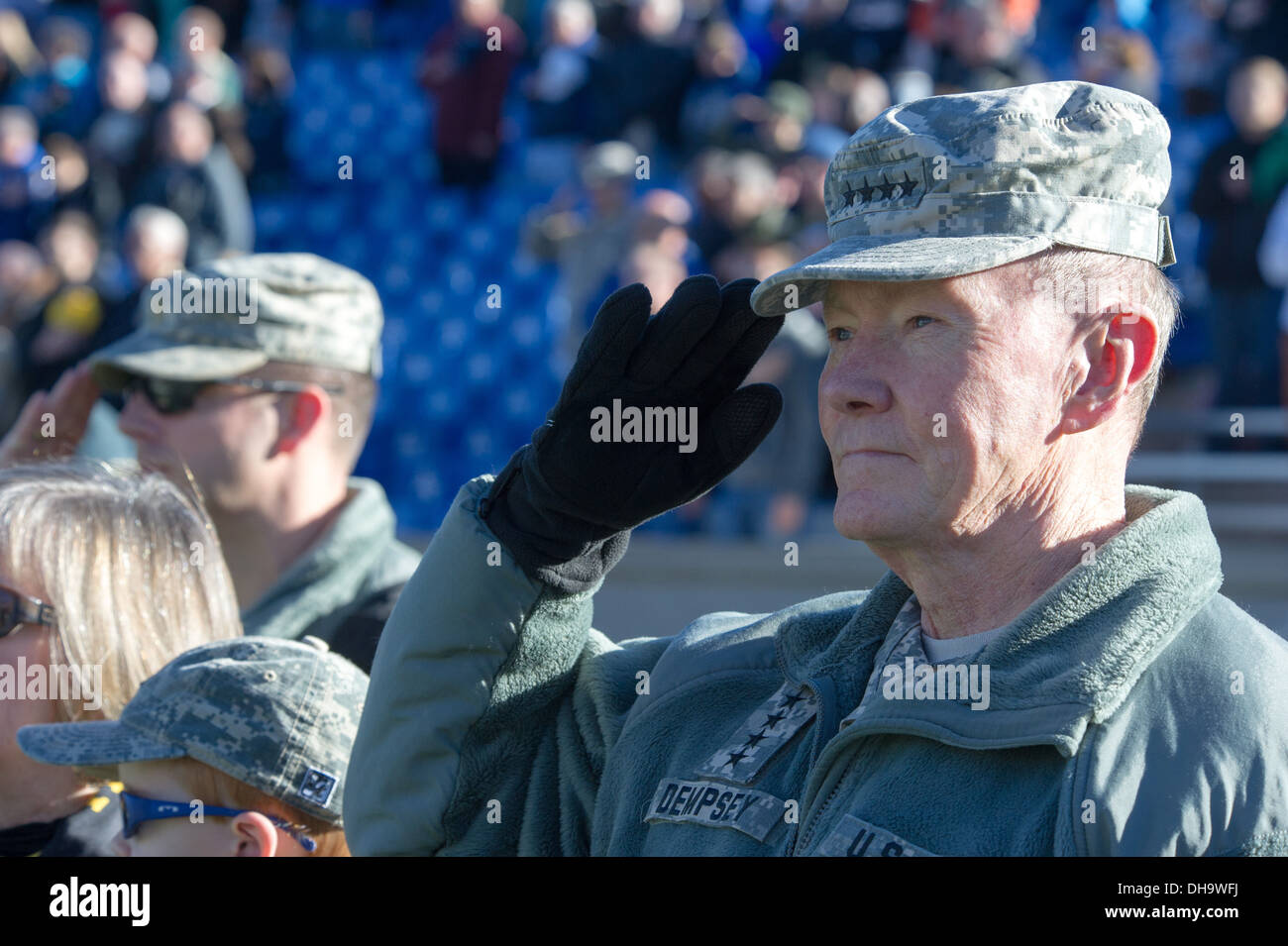Le président de l'état-major des armées Le Général Martin E. Dempsey salue à Falcon Stadium lors d'une force armée de l'air vers le football Banque D'Images