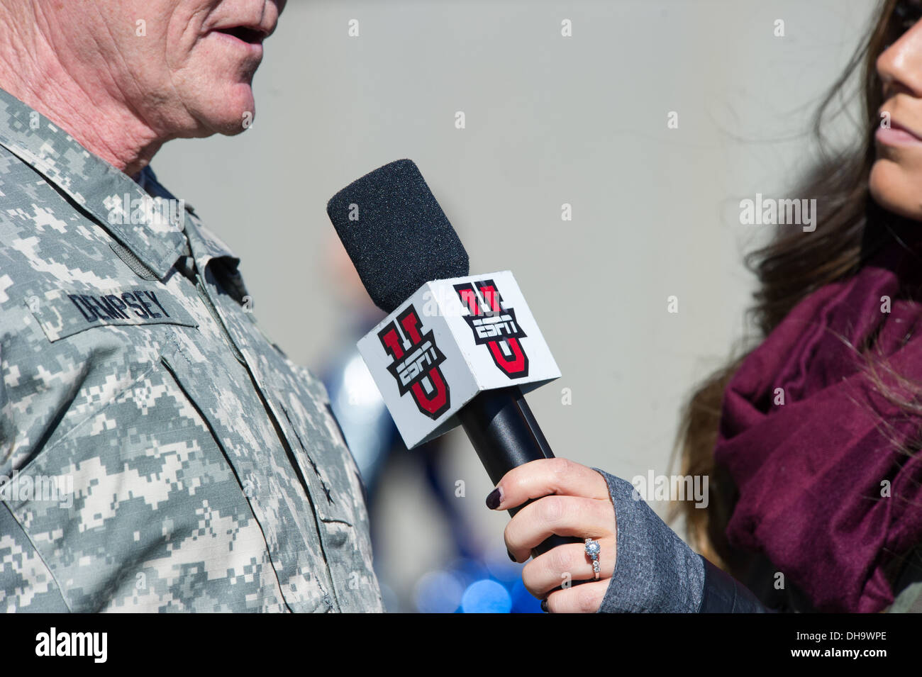 Le président de l'état-major des armées Le Général Martin E. Dempsey interview et donne à Falcon Stadium lors d'une force armée de l'air vers match de football à Colorado Springs, Colorado, Novembre 02, 2013. Banque D'Images