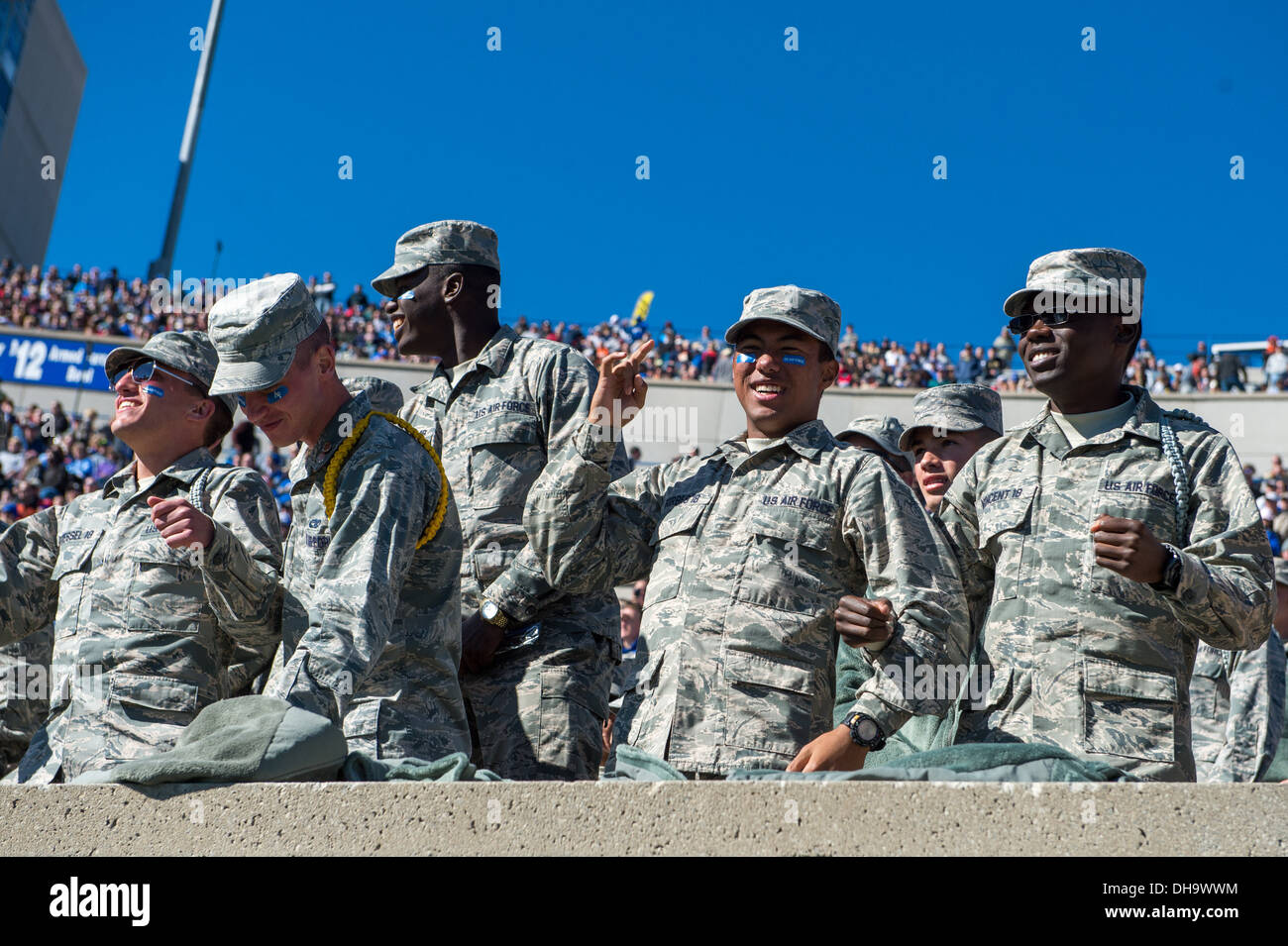 Les cadets de l'US Air Force Academy cheer à Falcon Stadium lors d'une force armée de l'air vers match de football à Colorado Springs, Colorado, Novembre 02, 2013. Banque D'Images