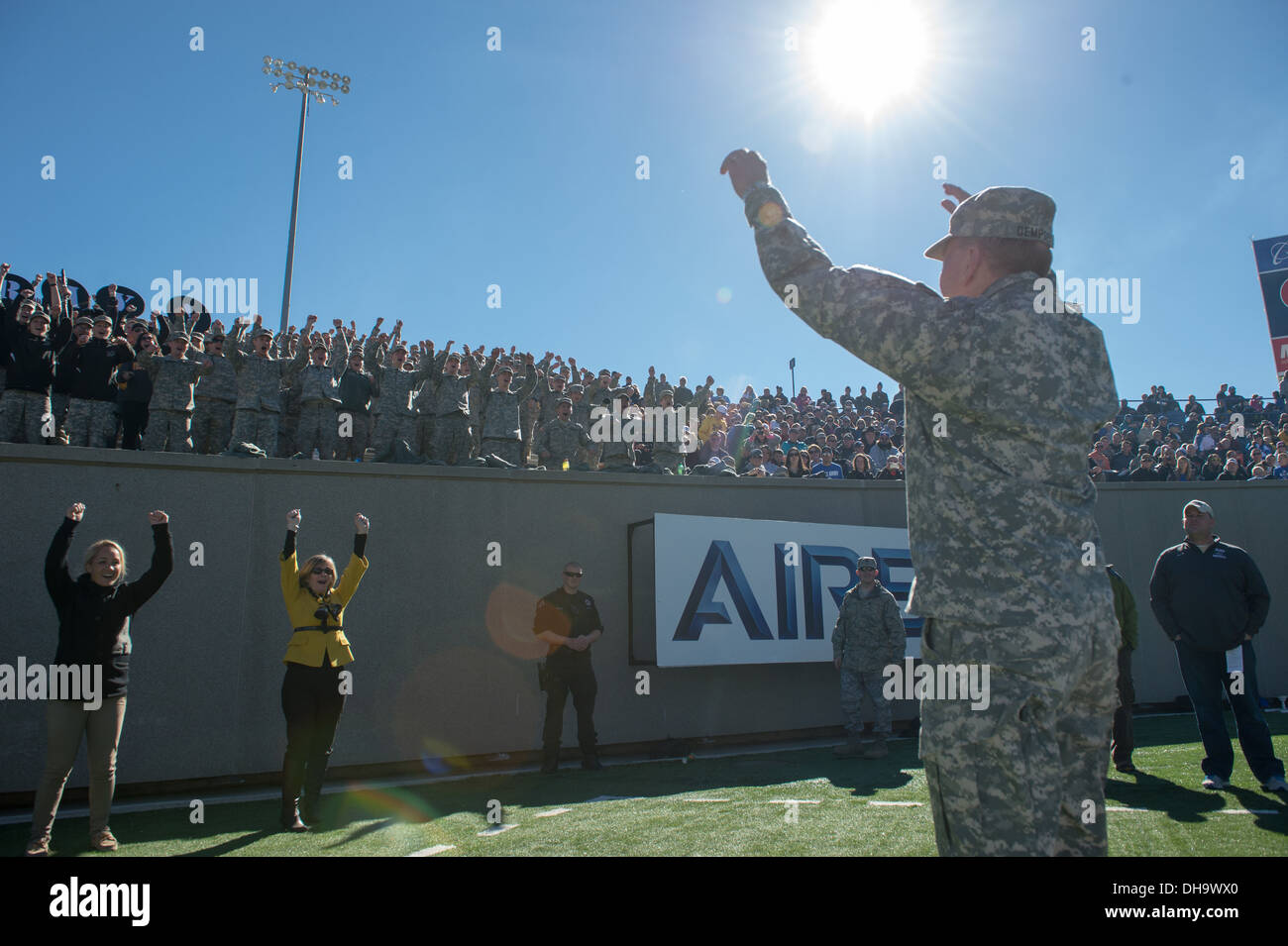 Le président de l'état-major des armées Le Général Martin E. Dempsey mène une cheer à Falcon Stadium lors d'une force armée de l'air vers match de football à Colorado Springs, Colorado, Novembre 02, 2013. Banque D'Images
