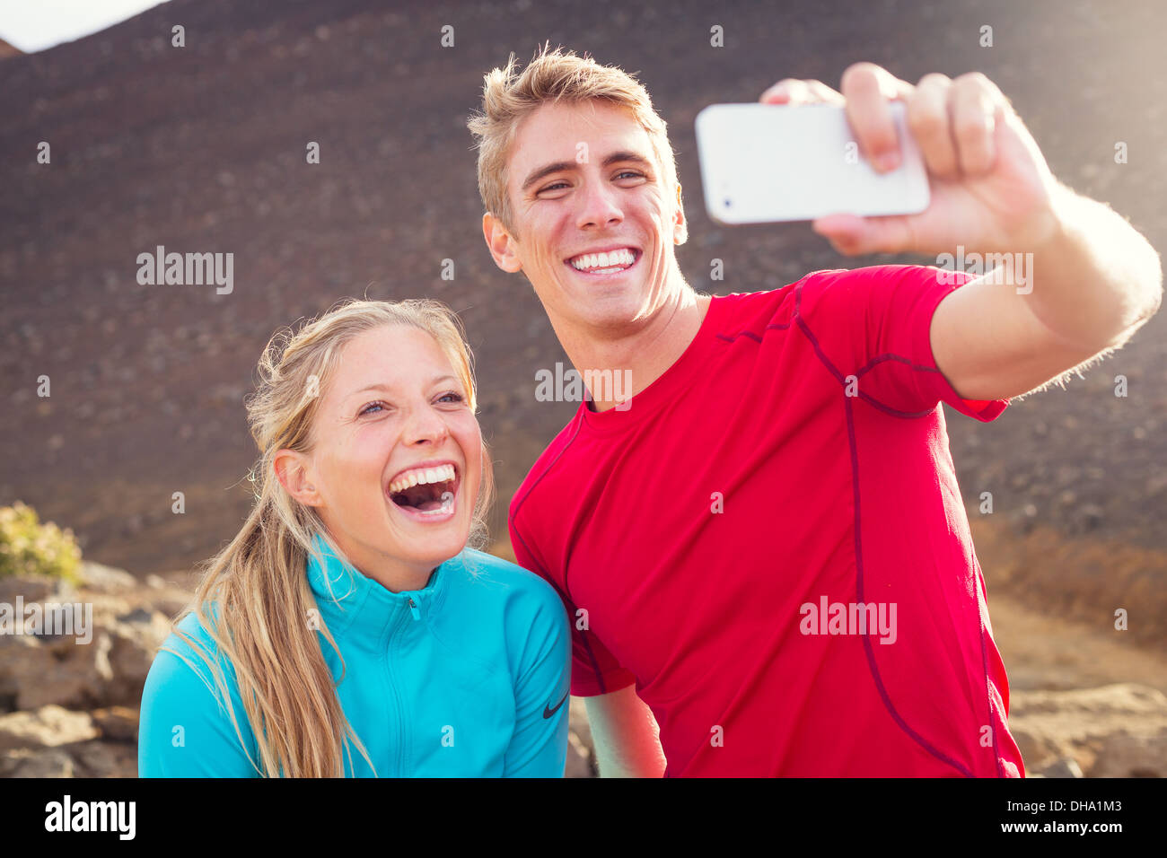 Jeune couple athlétique attrayant taking photo d'eux-mêmes avec smart phone, faisant un selfies Banque D'Images