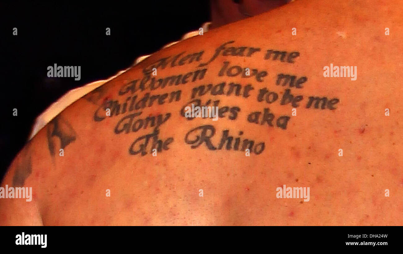 Tony Giles tattoo détail une cage match combat entre Tony Giles aka Rhino et Peter Nemeth de Hongrie tenue à Troxy Banque D'Images