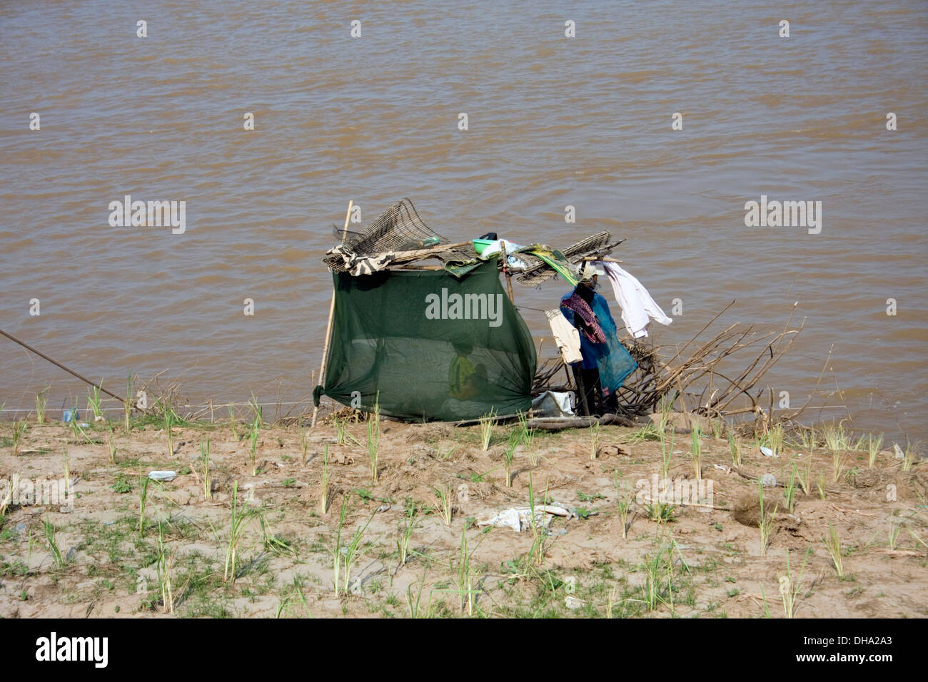 Un abri de fortune utilisés par les pêcheurs se dresse sur la rive du Mékong dans la région de Kampong Cham, au Cambodge. Banque D'Images