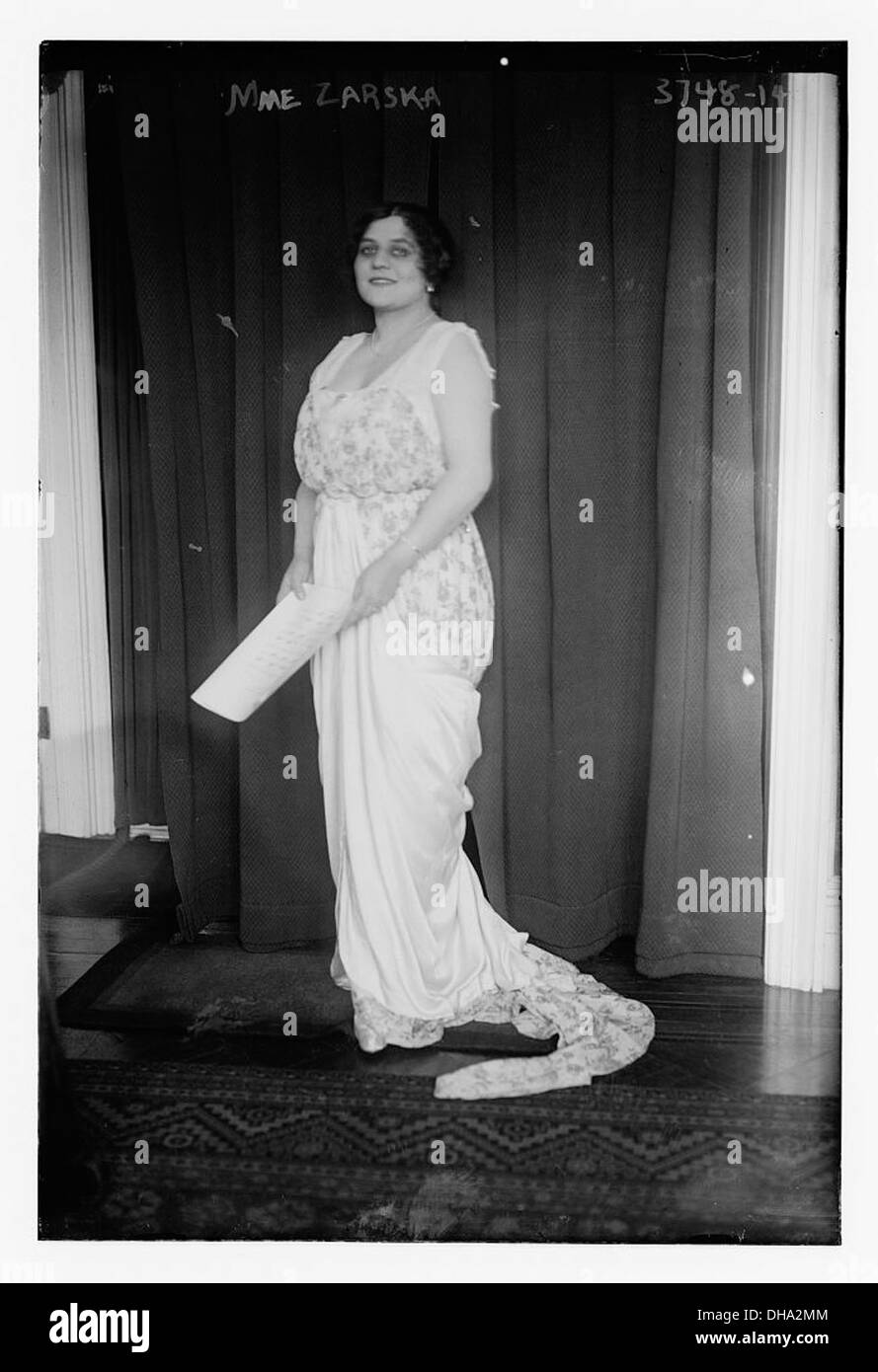 Mme Zarska, capturée dans cette image de la Bibliothèque du Congrès, était une figure éminente de la musique et de l'opéra, connue pour ses performances de soprano et ses contributions aux art. Banque D'Images Mme Zarska, capturée dans cette image de la Bibliothèque du Congrès, était une figure éminente de la musique et de l'opéra, connue pour ses performances de soprano et ses contributions aux art. Banque D'Images