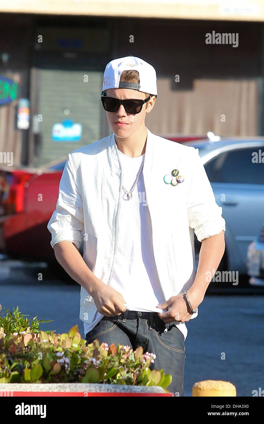 Justin Bieber porte une veste blanche et chapeau de base-ball pendant que  dehors et environ dans la région de Beverly Hills Beverly Hills -  Californie Photo Stock - Alamy