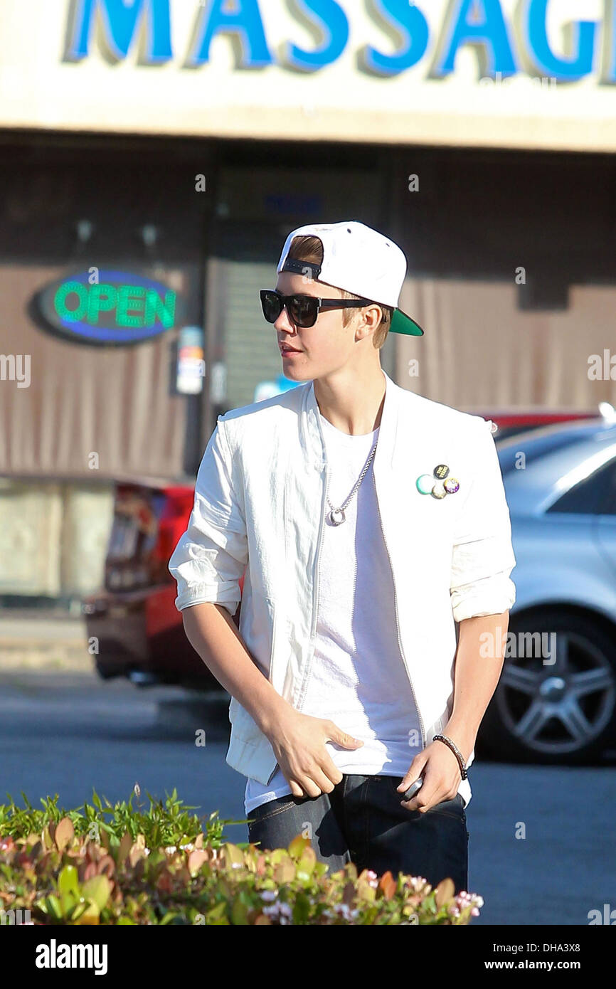 Justin Bieber porte une veste blanche et chapeau de base-ball pendant que  dehors et environ dans la région de Beverly Hills Beverly Hills -  Californie Photo Stock - Alamy