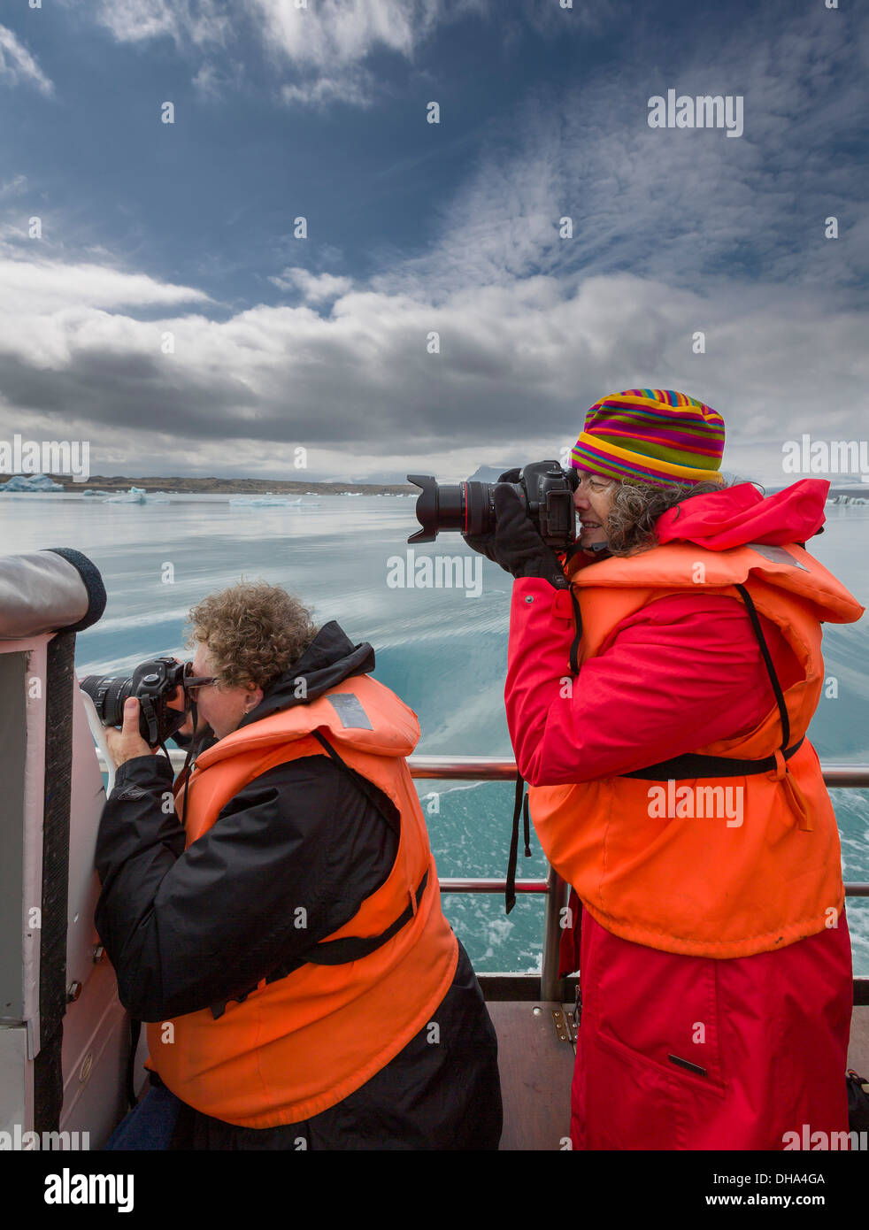 Prendre des photos sur un voyage en bateau, Jokulsarlon Glacial Lagoon, Breidamerkurjokull, calotte de glace, l'Islande Vatnajokull Banque D'Images