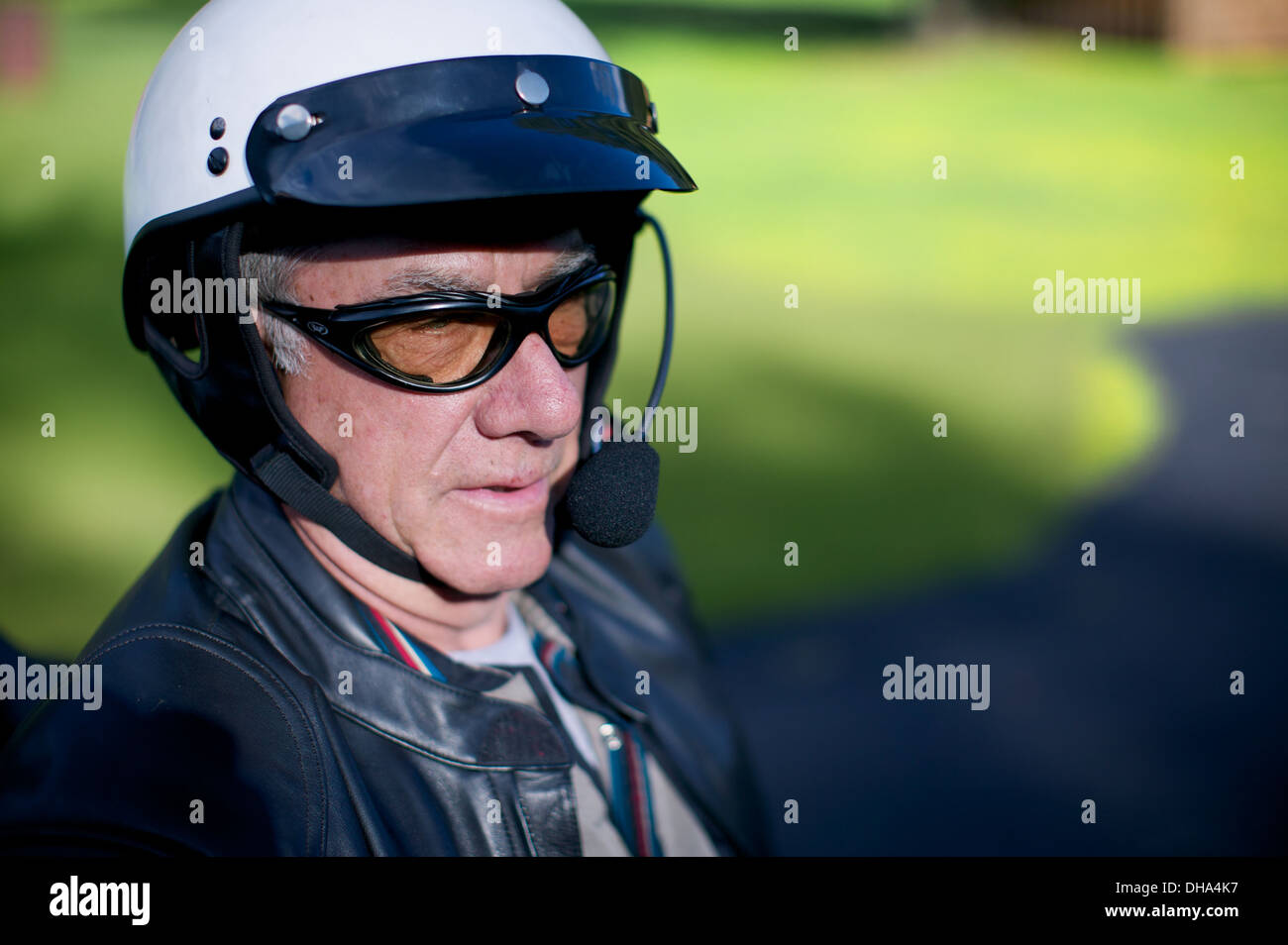 Beau portrait de l'amicale motocycliste monsieur en portant des lunettes teintées casque de sécurité avec beaucoup de place pour la conception sur le côté. Banque D'Images