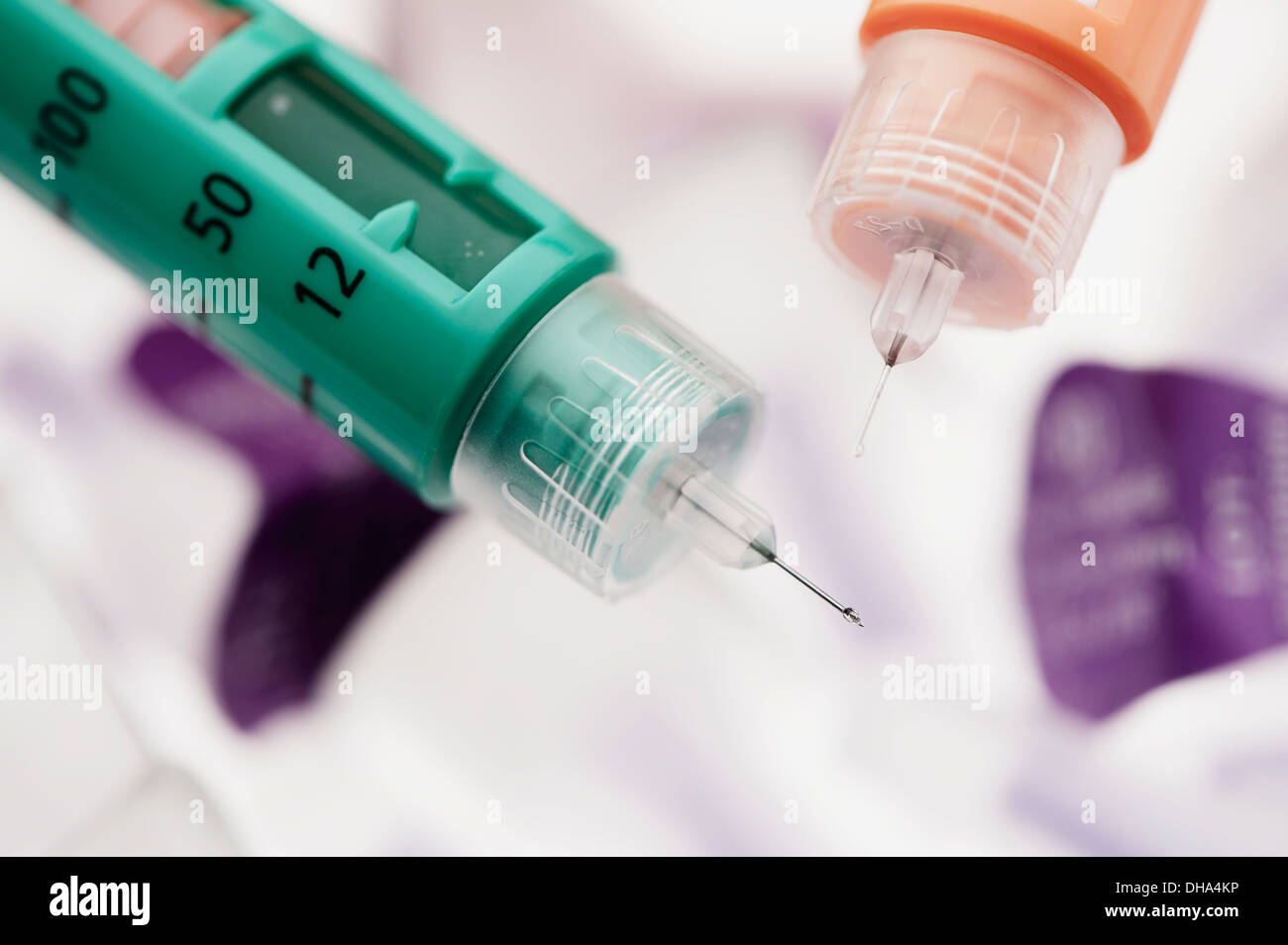Stylo à insuline avec leurs aiguilles et l'insuline vu sortant de l'un d'entre eux ; California, United States of America Banque D'Images