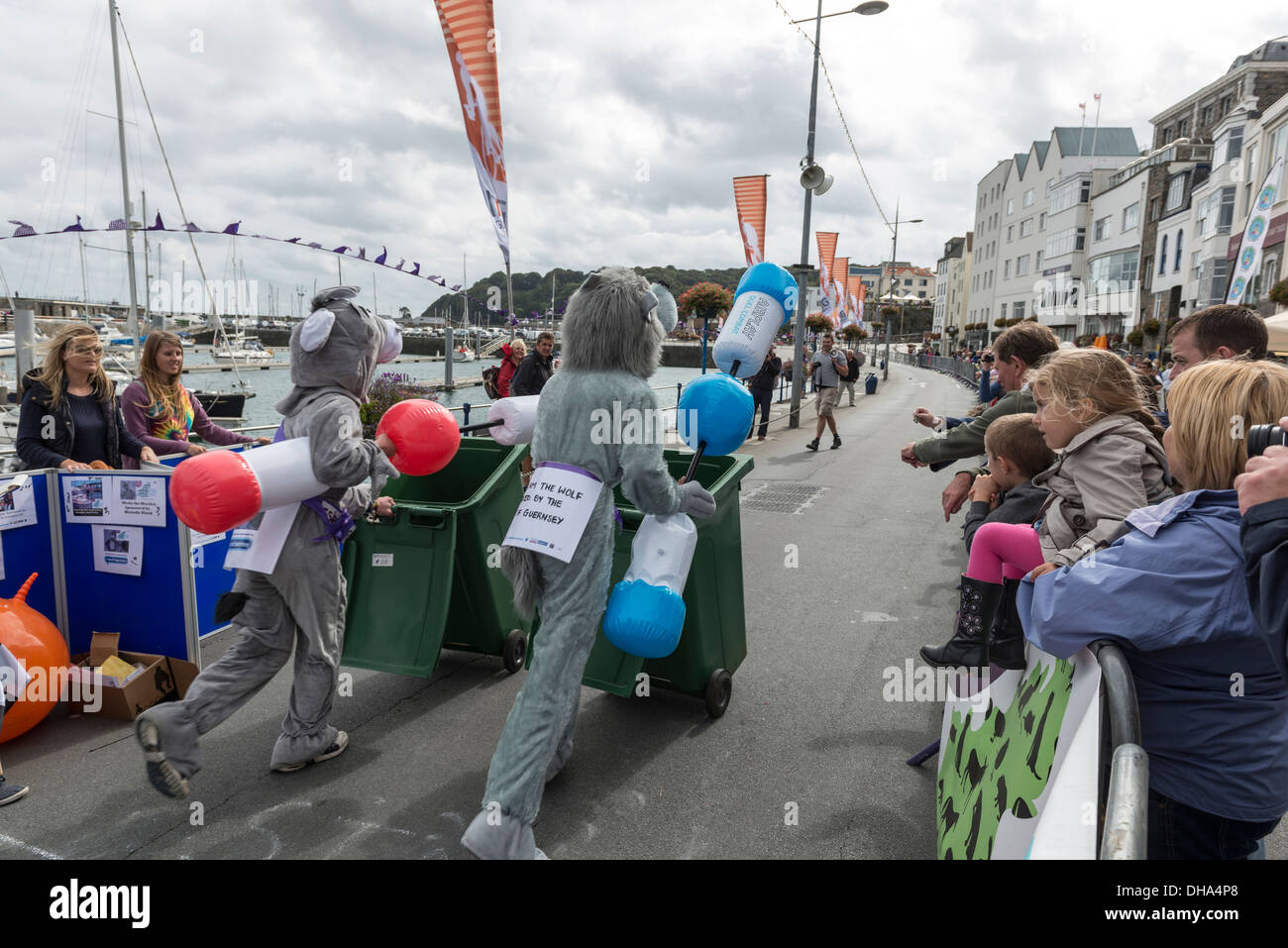 La charité fun run le long de St Peter Port waterfront. Guernsey, Channel Islands. Banque D'Images