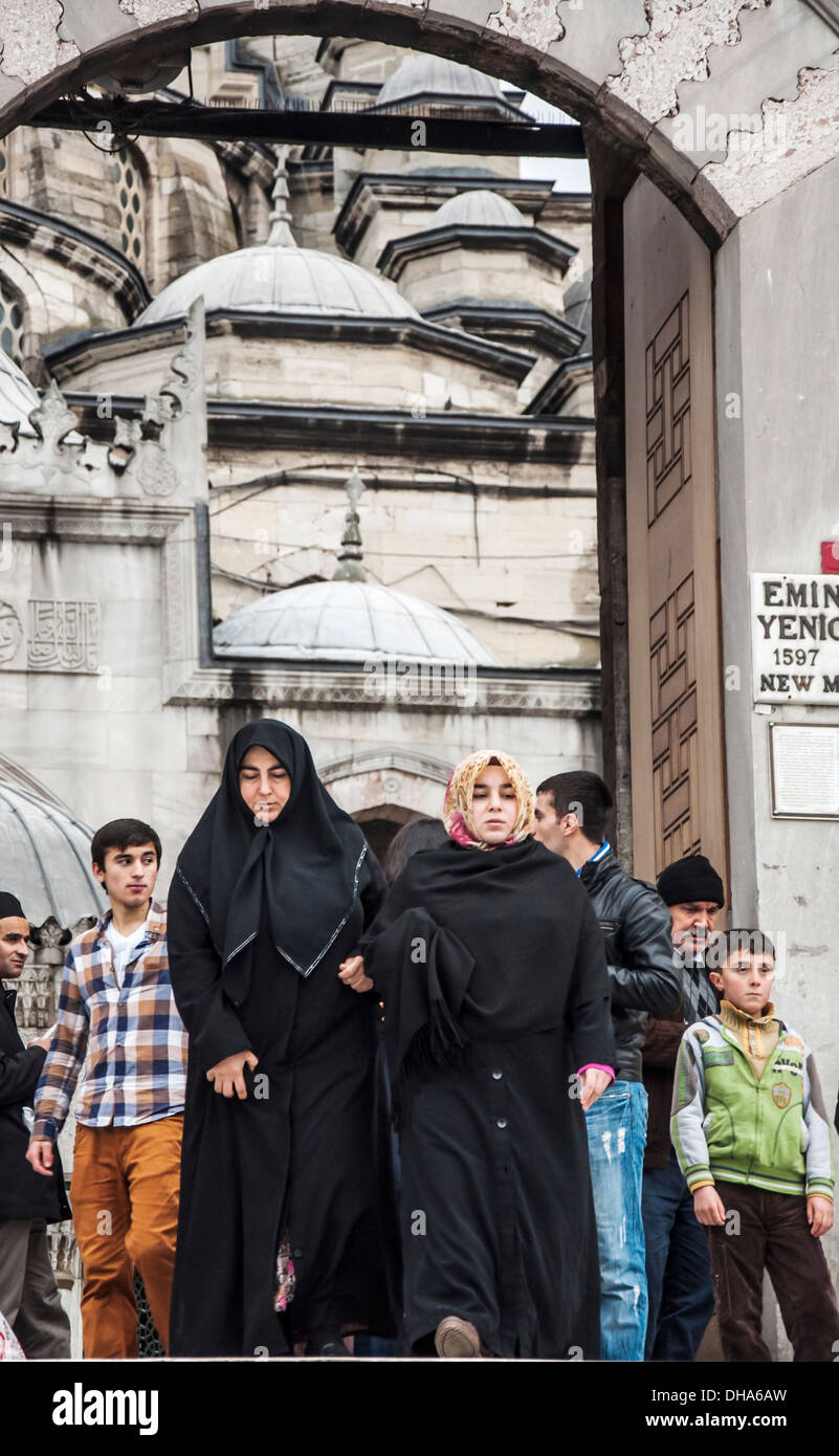 Les femmes vont à l'extérieur de la mosquée, Istanbul Banque D'Images