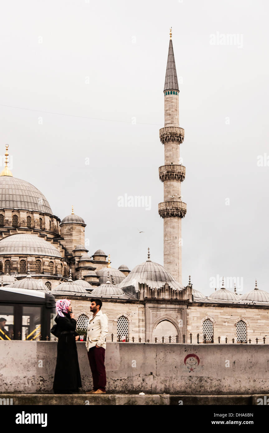 Jeune couple à l'extérieur d'une mosquée à Istanbul Banque D'Images
