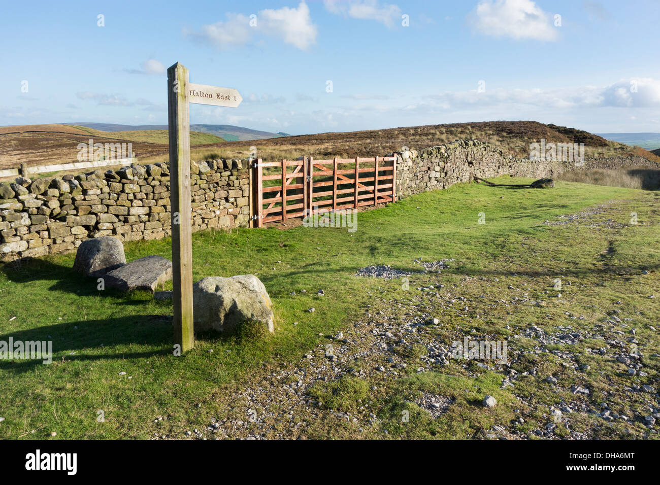Fingerpost signe à Halton East sur Embsay Moor, Parc National des Yorkshire Dales, Yorkshire, Angleterre, Royaume-Uni Banque D'Images