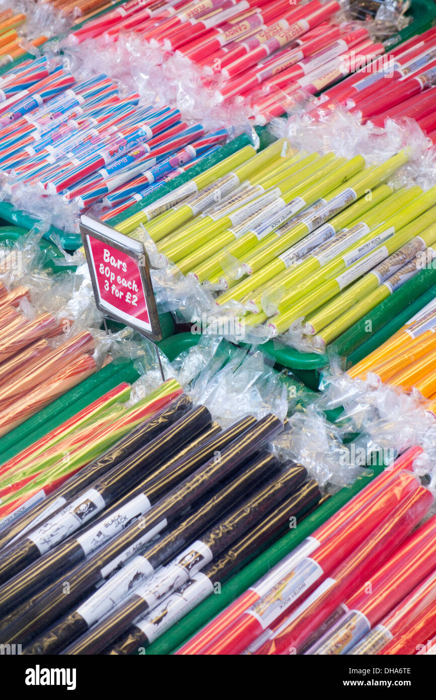 Bâtonnets de sucre candi à vendre à Whitby, North Yorkshire, Angleterre Banque D'Images