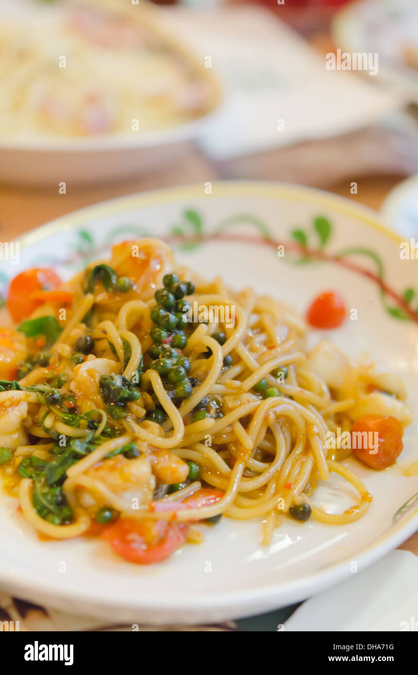 Sauté de crevettes épicées Spaghetti aux légumes et mélanger Banque D'Images