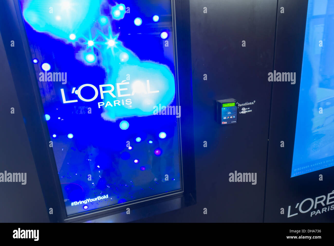 L'Oréal Paris interactif de distributeur automatique est vu dans le 42e  St-Fifth la station de métro Avenue à New York Photo Stock - Alamy
