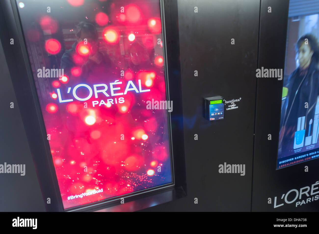 L'Oréal Paris interactif de distributeur automatique est vu dans le 42e  St-Fifth la station de métro Avenue à New York Photo Stock - Alamy