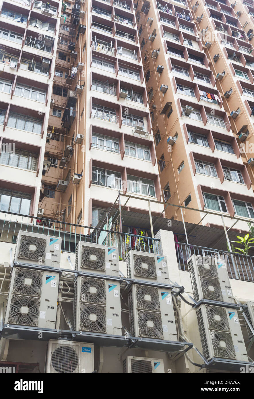 Appartement près de l'édifice édifices Bowrington Road Market avec de nombreux Climatiseurs ; Hong Kong, Chine Banque D'Images