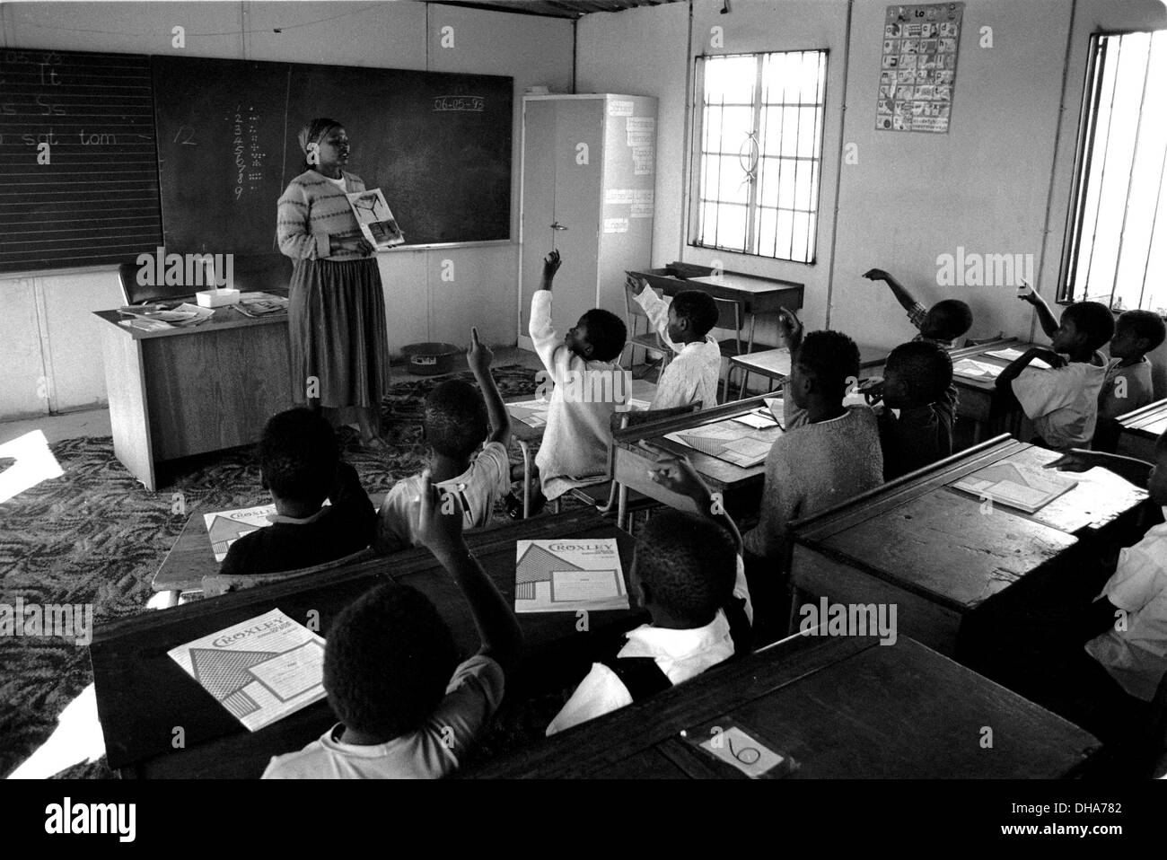 Ipjr Vlakfontein9300301096 Mai 1993 Afrique du Sud. L'enseignant et les enfants dans l'école de Vlakfontein.. Vlakfontein est de la Banque D'Images