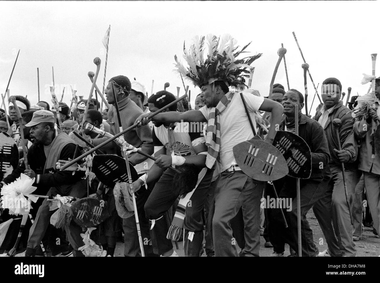 Septembre 1993  +- East Rand Johannesburg Afrique du Sud. Les membres de l'IFP avec leurs armes traditionnelles.. Un rassemblement sur la paix Banque D'Images