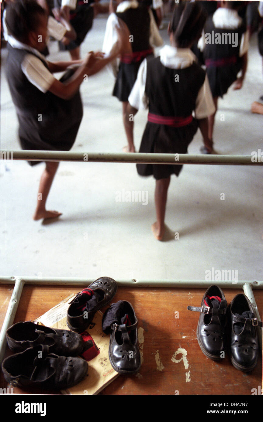 Ipjr01980109 Alexandra Township Johannesburg Afrique du brugara 1999 méthode négative couleur 35mm jeux de danse pour les enfants de l'école. Banque D'Images