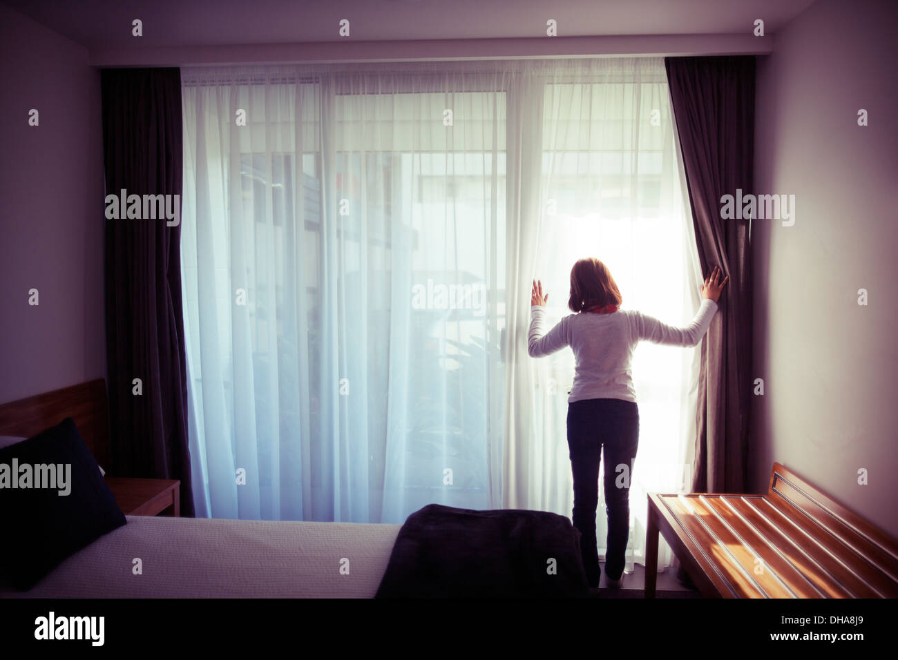 Femme donne des portes en verre chambre à coucher Banque D'Images